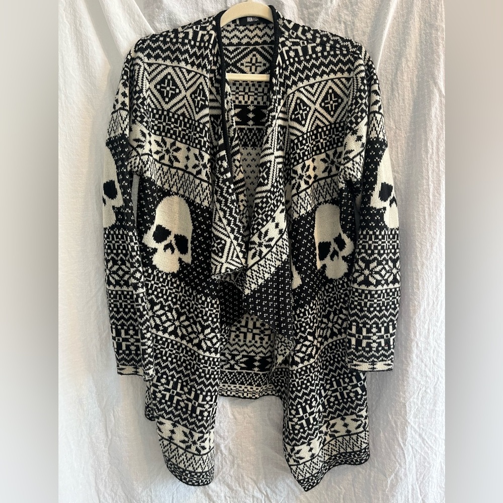 Cardigan/ shall sweater